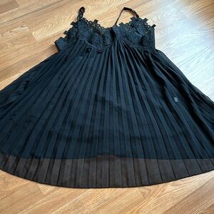 Unbranded, sleeveless solid black pleated/floral lace baby doll dress. Size M.